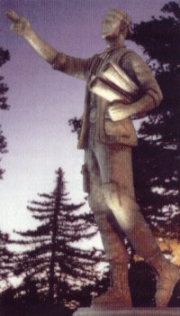 statue de Zefram Cochrane rige sur le lieu de lancement du phoenix